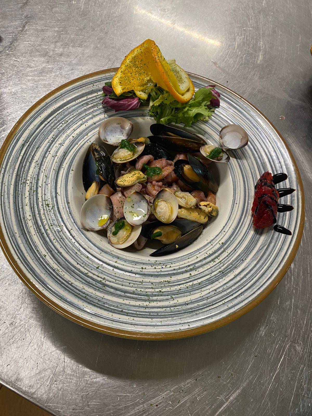 Specialità di mare con cozze e vongole