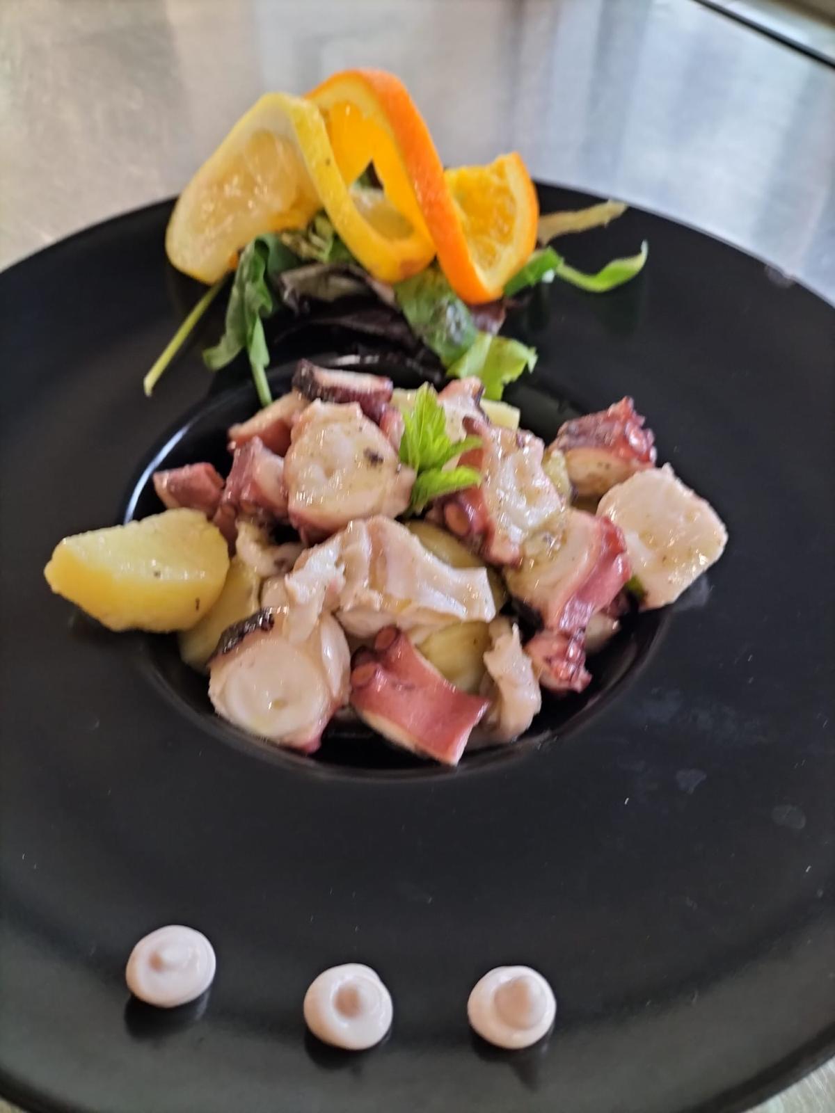 Dettaglio dell’insalata di polpo servita al ristorante