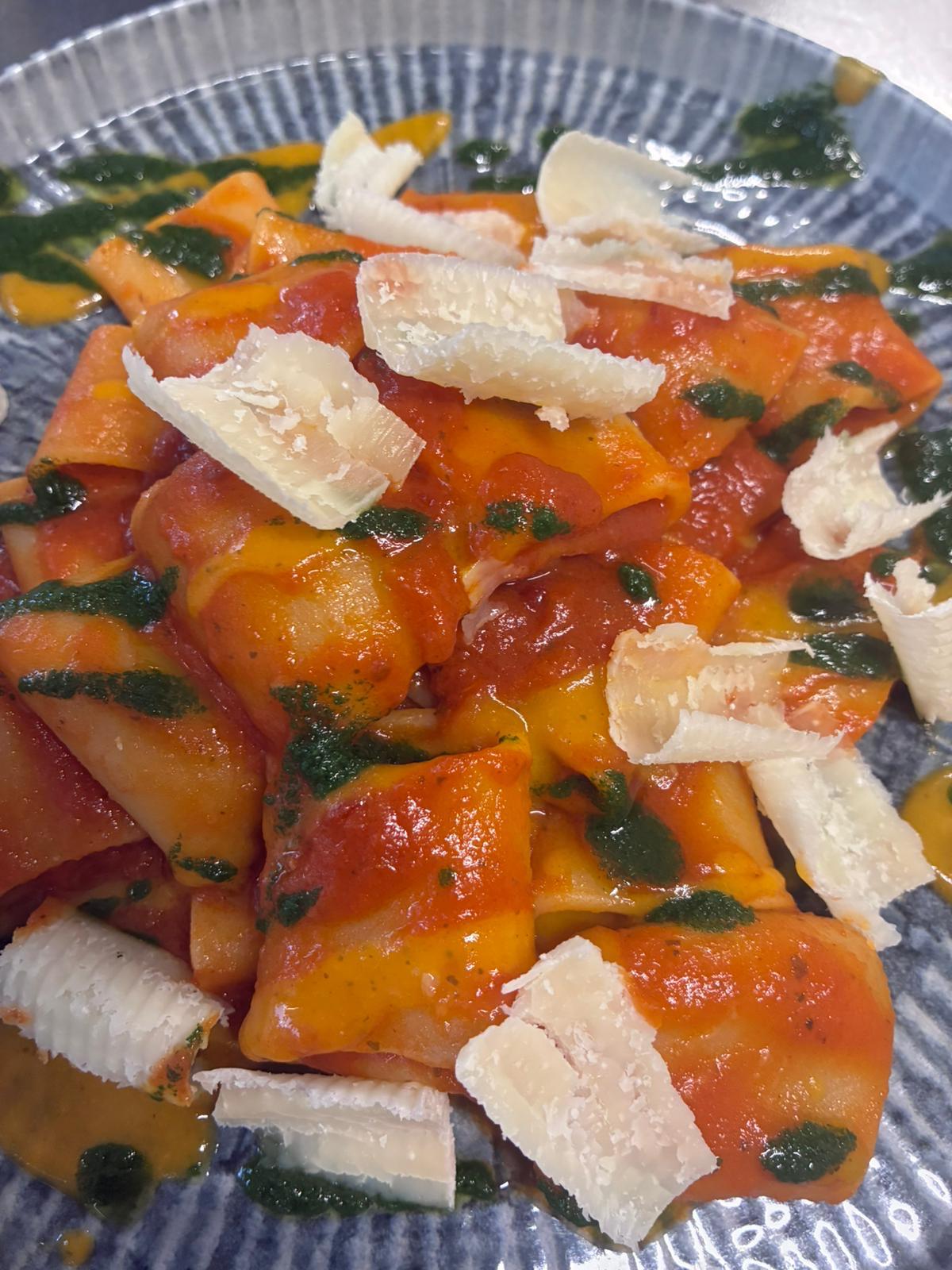 Paccheri al pomodoro con crema di basilico e formaggio