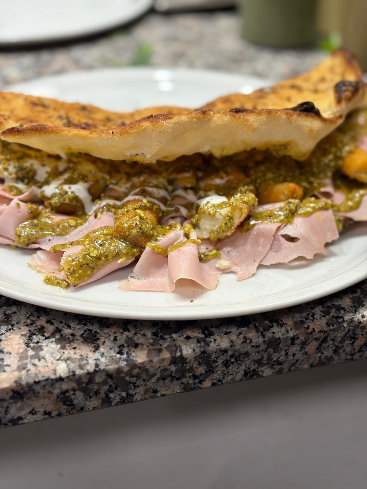 Pizza con mortadella e crema di pistacchio