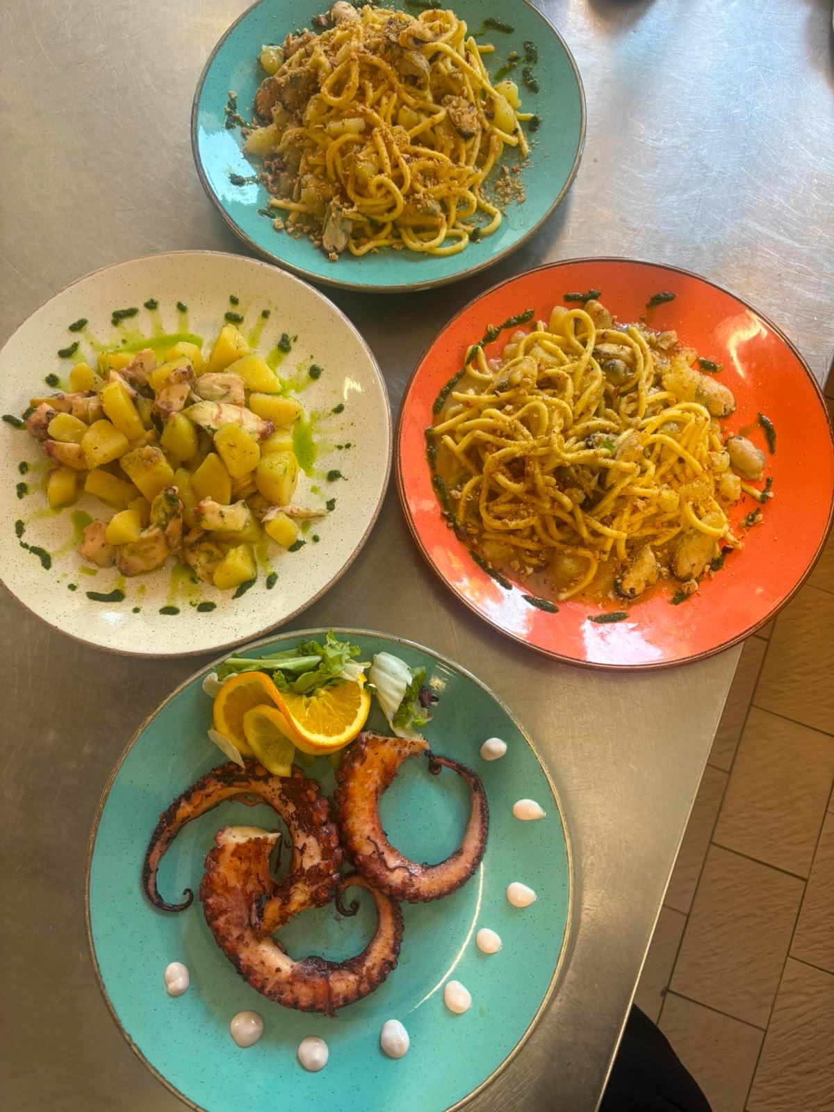 Selezione di piatti di mare preparati dalla cucina